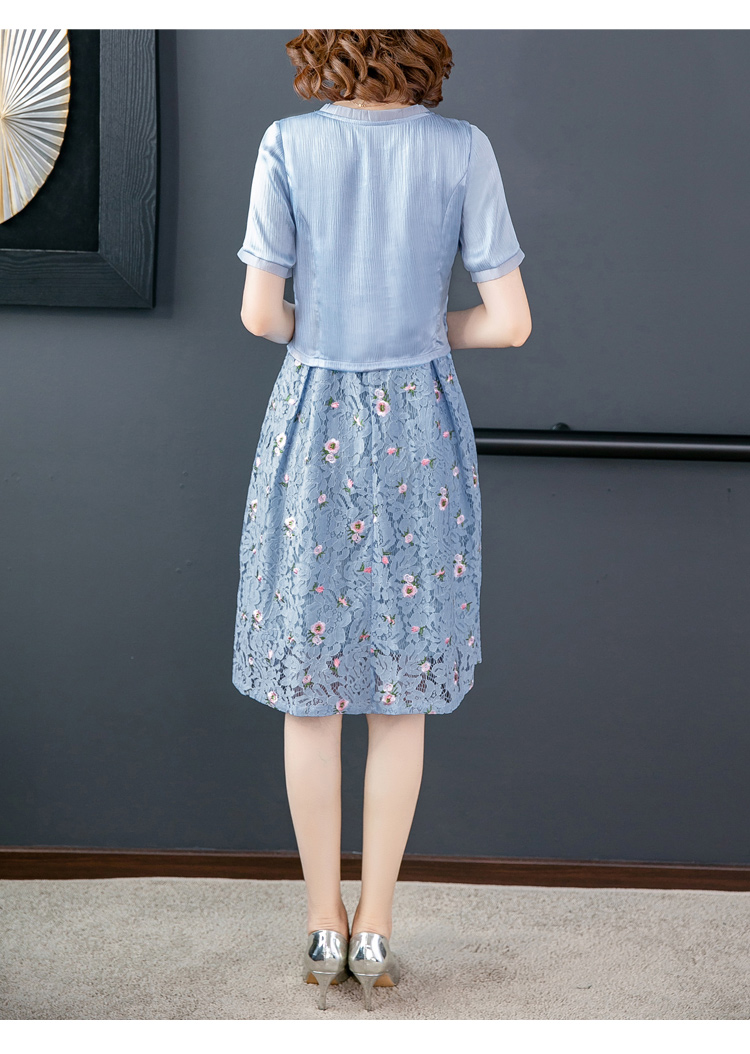 ชุดเดรสสั้นสีฟ้า เย็บต่อกับกระโปรงผ้าลูกไม้สีฟ้า ปักลายดอกไม้เล็กๆๆ L