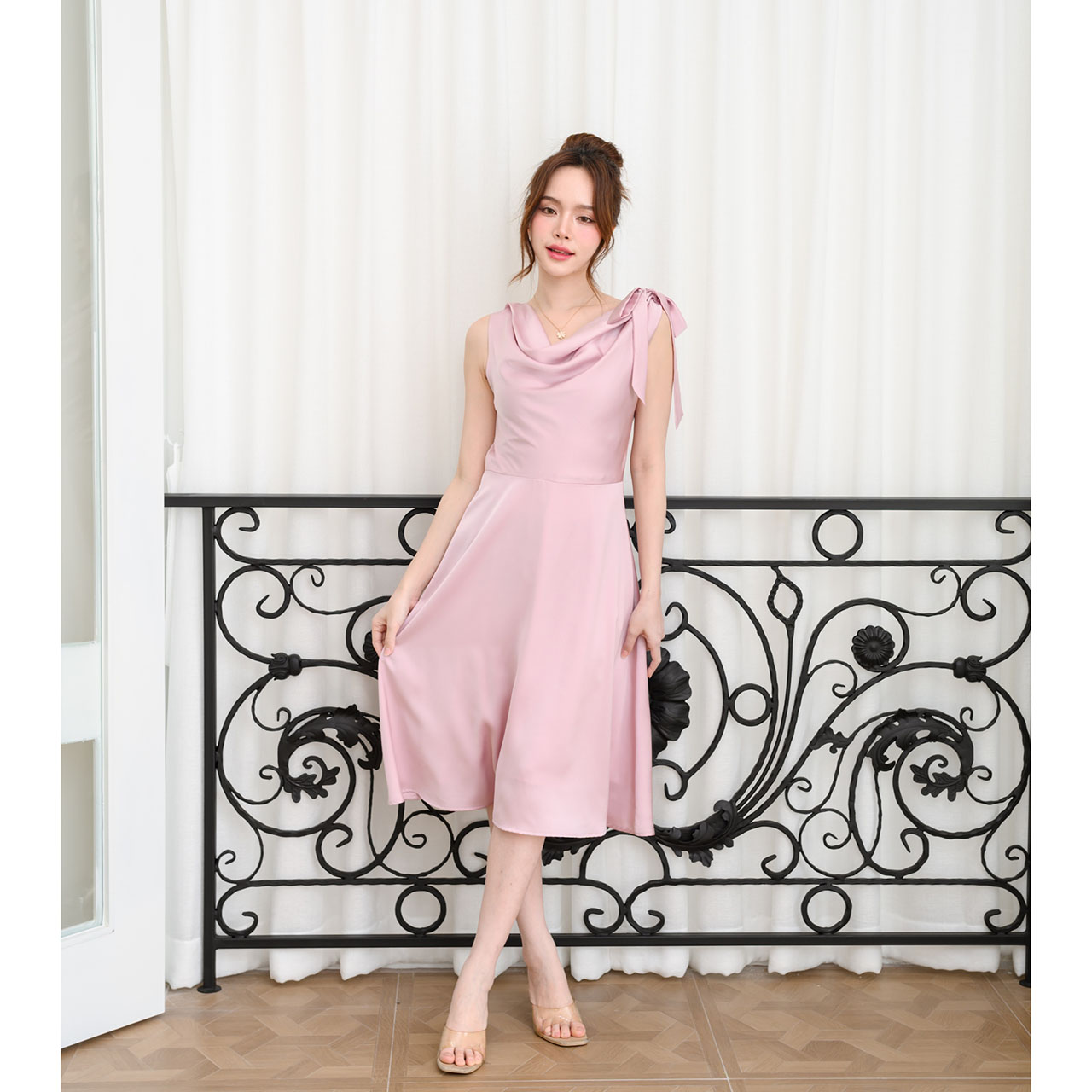 kudapy เดรสสั้นสีชมพู/สีแชมเปญ/สีกรม เพิ่มความหวานสไตล์สสาวพาสเทลด้วยสายโบว์ ช่วงกระโปรงทรงสวิงพริ้วสวยเล่นแสงเล่นไฟ