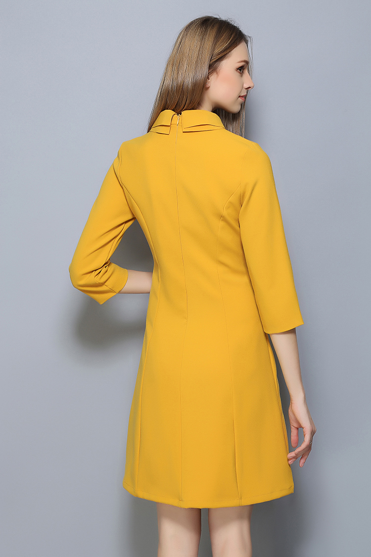 เดรสสั้นคอบัวสีเหลืองมัสตาร์ด แขนยาว 5 ส่วน ซิปหลังอย่างดีงานมีซับในบนตัวเดรสปักลายนกและดอกไม้ ชุดนี้สวยมากค่ะรับรองใส่แล้วเกิดทุกงานค่ะ M