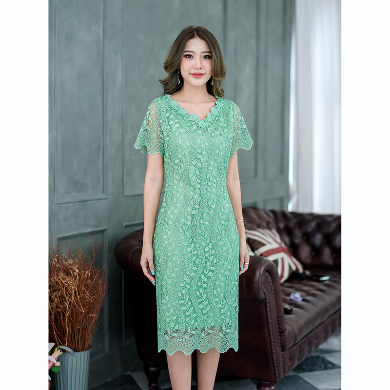 kudapy เดรสสั้นสีเขียว/สีดำ ผ้าลูกไม้เงาทอลายผ้าผสมเลื่อมสวยงาม รอบคอตกแต่งดอกไม้รอบคอสวยหวาน