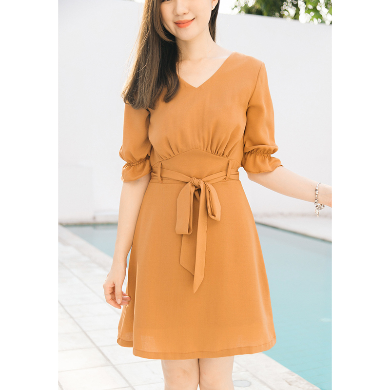 kudapy เดรสสั้นรูดอก ตัดต่อเอวด้านหน้า มีสายโบว์ให้ลูกค้าเลือกมัดหรือเอาออกก็ได้ (สี ชมพุ,น้ำตาล)