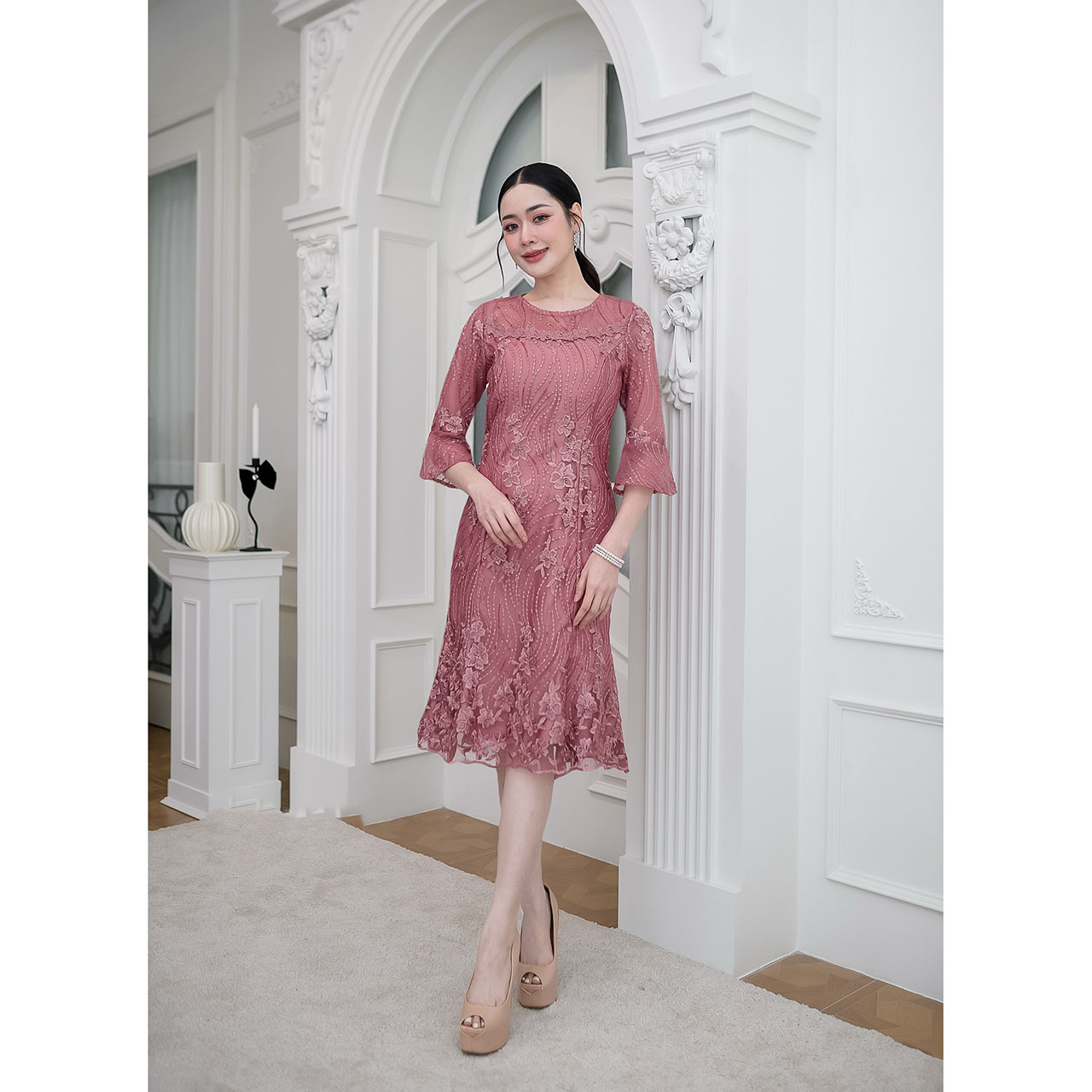 kudapy เดรสสั้นสีเขียว/สีชมพูกะปิ/สีดำ ลูกไม้ทั้งชุด งานปักดอกไม้ประดับเลื่อมโทนสีเดียวกับชุด ลายแถวไม้เลื้อยปักสลับงานสวยดูดี