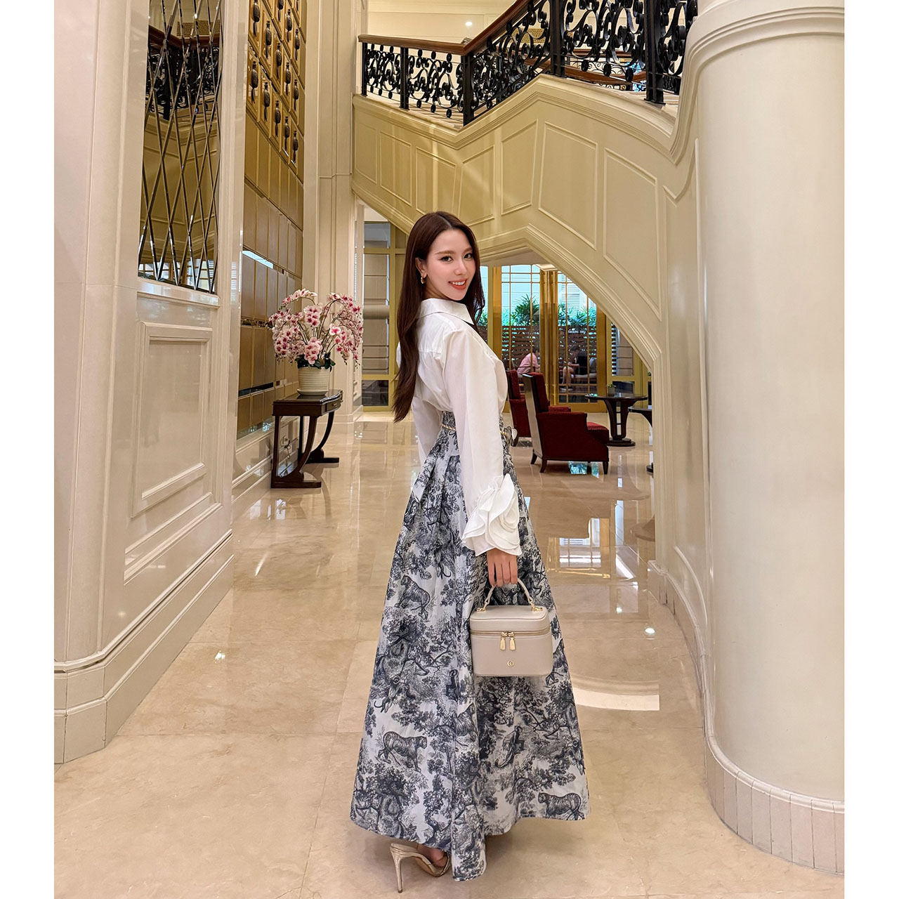 kudapy เซ็ทเสื้อเชิ้ตแขนกุหลาบมาพร้อมกระโปรงยาวพิมพ์ลาย