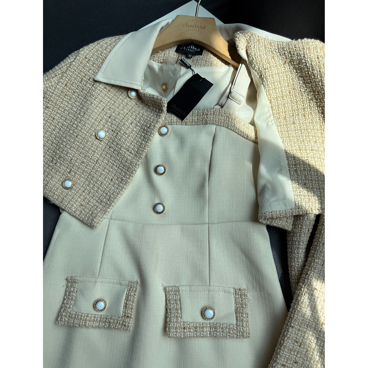 kudapy เซ็ทเดรส+เสื้อครอปสั้น เดรสมีซับในทั้งชุดเดรสใช้ผ้าทวิตญี่ปุ่น ด้านหน้าแต่งกระดุม 3 เม็ดเพิ่มความน่ารัก แต่งกระเป๋าหลอกซ้าย ขวา ซิปหลัง