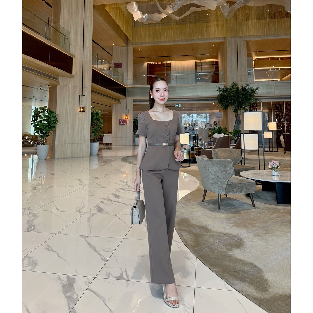 kudapy เซ็ตโทนช็อกโกแลต/ครีมทรงสวย” ลุคเวิร์คกิ้งวูแมนที่พร้อมเปล่งประกายในทุกโอกาส คอเหลี่ยม เสริมดีเทลกระดุมหน้า