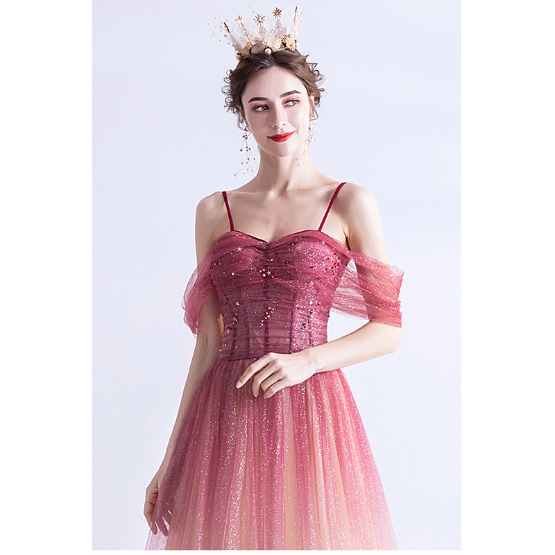 kudapyเดรสยาวออกงานสีแดง ปาดไหล่มุ้งโทนไล่สีแต่งกากเพชร