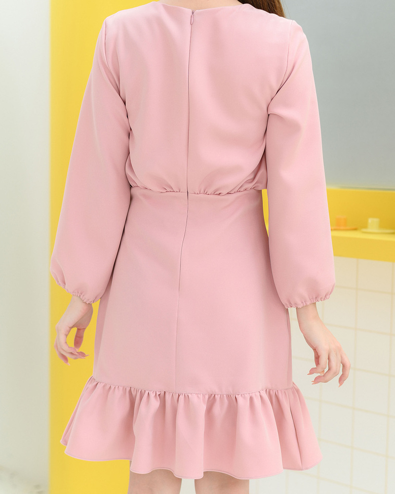 kudapy เดรสแขนยาวคอกลม จั๊มที่ปลายแขนเบาๆ รูดเอวเพิ่มเลเยอร์เก๋ๆ แต่งระบายชายพลิ้ว ผ้าใส่สบาย