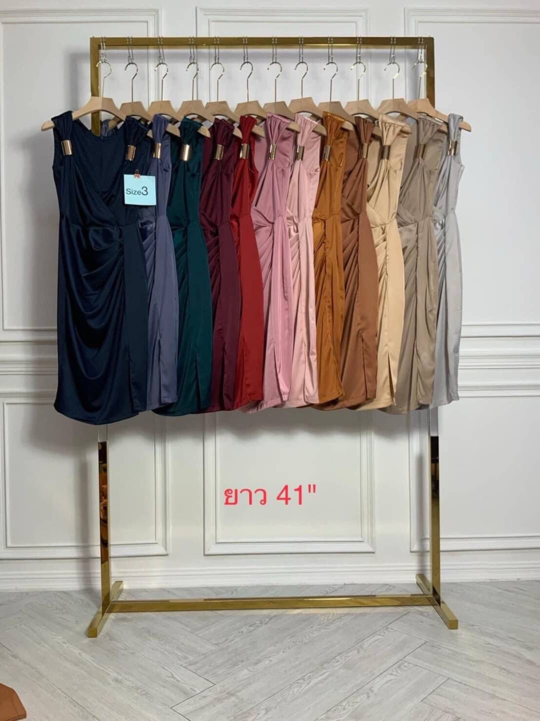 kudapy เดรสสั้นสายเดี่ยวสีชมพูกลับบัว ,แดงเลือดหมู ,ส้มอิฐ ,เทาอมกรม ,ชมพูเผือก ,น้ำตาลอิฐ ,เขียวแก่ ,โอวัลติน ,กรมท่า แต่งเหล็กไหล่ทั้ง 2 ข้าง กปสั้น ผ้าเครปซาตินยืดได้เล็กน้อย