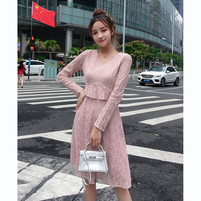 kudapy เดรสสั้นสีชมพูกะปิอ่อน ผ้าลูกไม้ คอวี แขนยาว เอวระบาย กระโปรงทรงเอบาน สวยหวาน