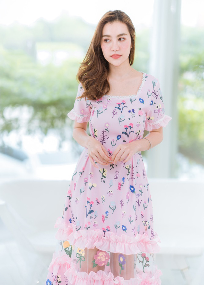 เดรสยาวสีชมพูลายดอกผ้าพริ้ว ดีเทลผ้ามุ้งปลายกระโปรง