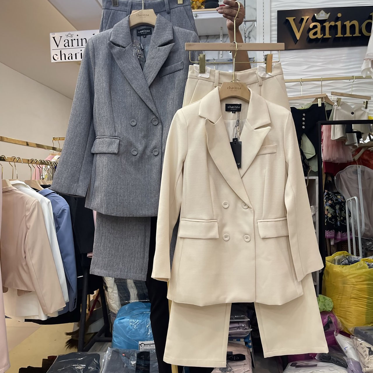 kudapy เซ็ทสูท ผ้าทอชนิดพิเศษ ยับยาก อัดกาวทั้งชุด เสื้อสูททรงทันสมัยออกออกแบบให้มีทรงยาวเข้ารูป