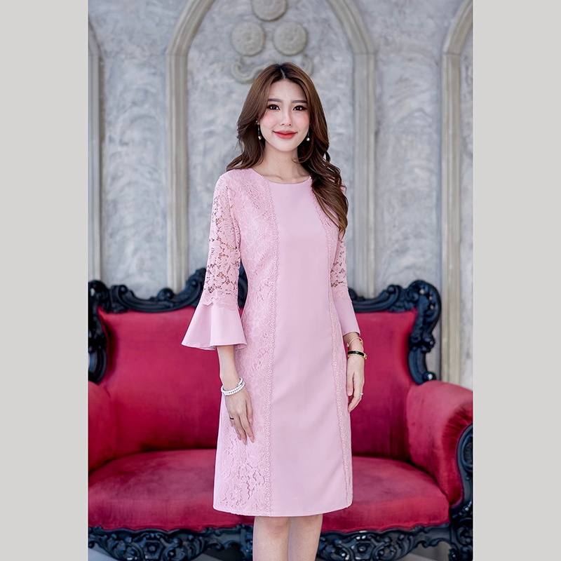 kudapy เดรสสั้นคอกลมแต่งลูกไม้สีชมพู,สีดำ,สีเทาฟ้า ด้านข้างตัวเดรสและแต่งคาดด้วยลูกไม้เส้นลายดอกไม้จนถึงปลายกระโปรง และช่วงแขนก็เป็นลูกไม้ค่ะ