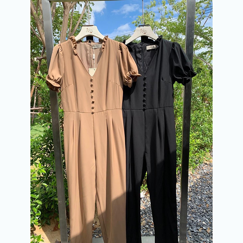 kudapyจั๊มสูทขาสั้นสีดำ/น้ำตาล ทรงเป๊ะมากๆ ค่ะรุ่นนี้ ผ้าเนื้อดีทิ้งตัว แต่งดีเทลคอจีบ ระบายรอบ จั๊มปลายแขน