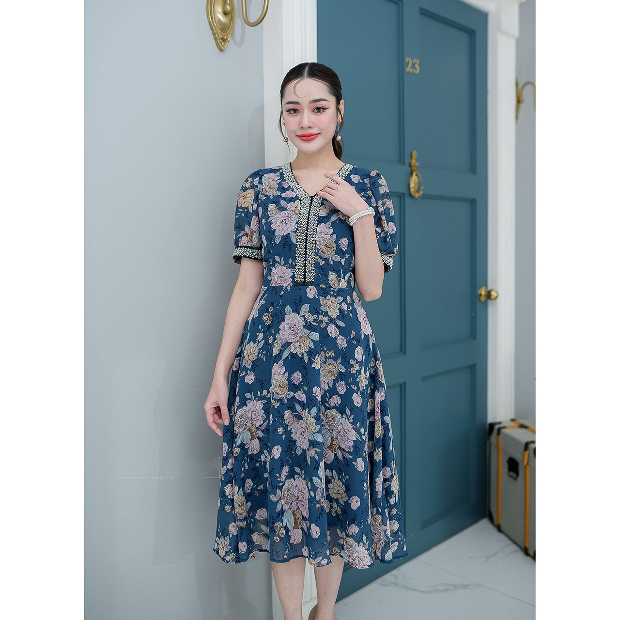 kudapy เดรสสั้นสีชมพู/สีกรม ผ้าชีฟองลายดอกไม้ กระโปรงบาน แขนตุ๊กตาจั้มปลายแขนด้วยอะไหล่มุก ช่วงคอวีแต่งอะไหล่มุกยาวมาจนถึงเอวต่อ