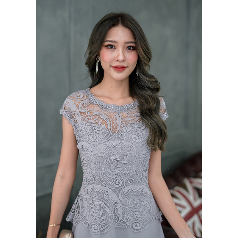 kudapy เดรสสั้นสีชมพู/สีเทา ลูกไม้ดีไซน์ไหล่ล้ำ แต่งดีเทลรอบคอและรอบแขนด้วยลูกไม้อะไหล่วิ้งๆ สวยมาก