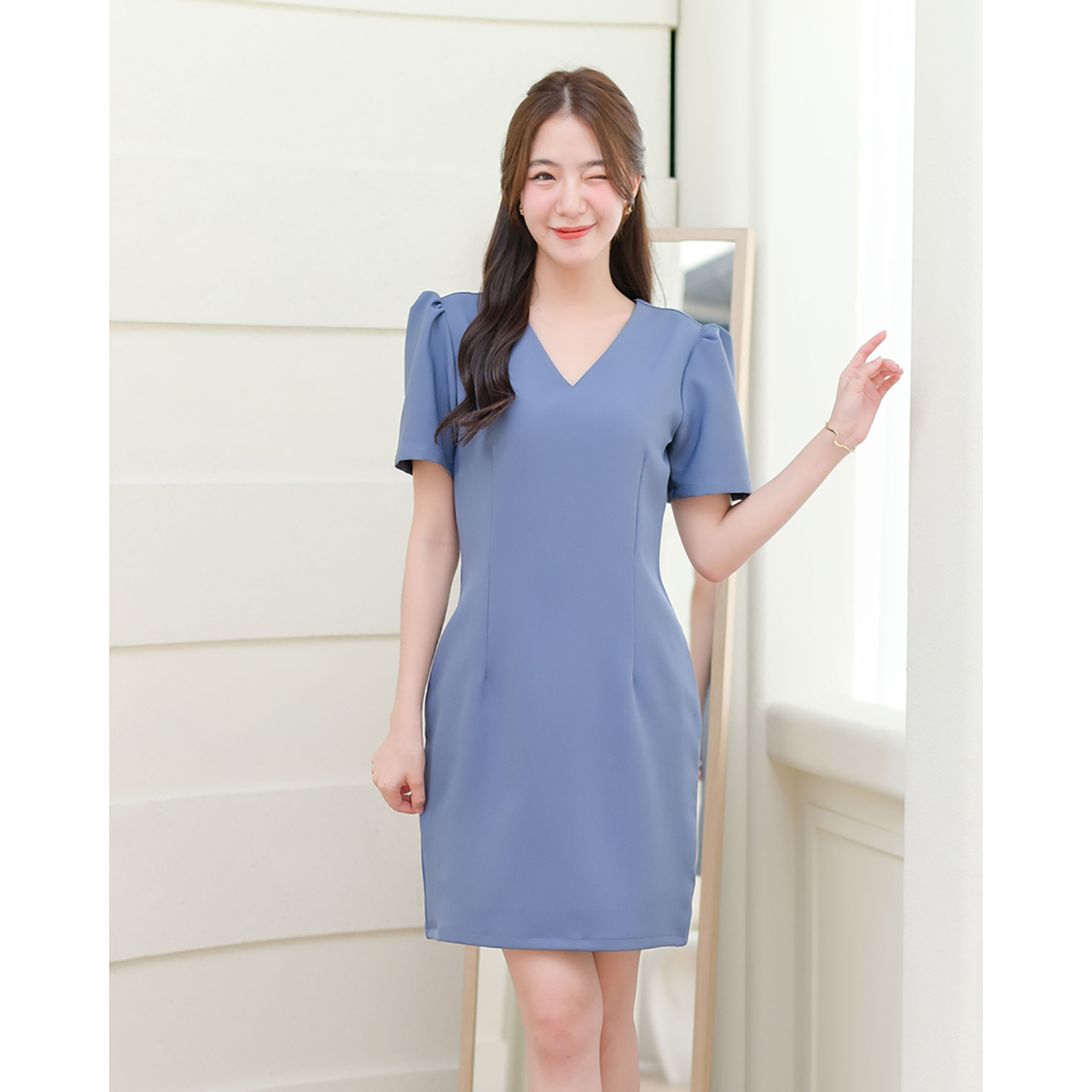 kudapy เดรสสั้นสีกรม/สีฟ้า/สีเบจ คอแหลม รูดยกช่วงไหล่เพิ่มความคิวท์ แพทเทิร์นจับเกล็ดเข้ารูป เนื้อผ้าหนานุ่มมีน้ำหนักทิ้งตัวสวย