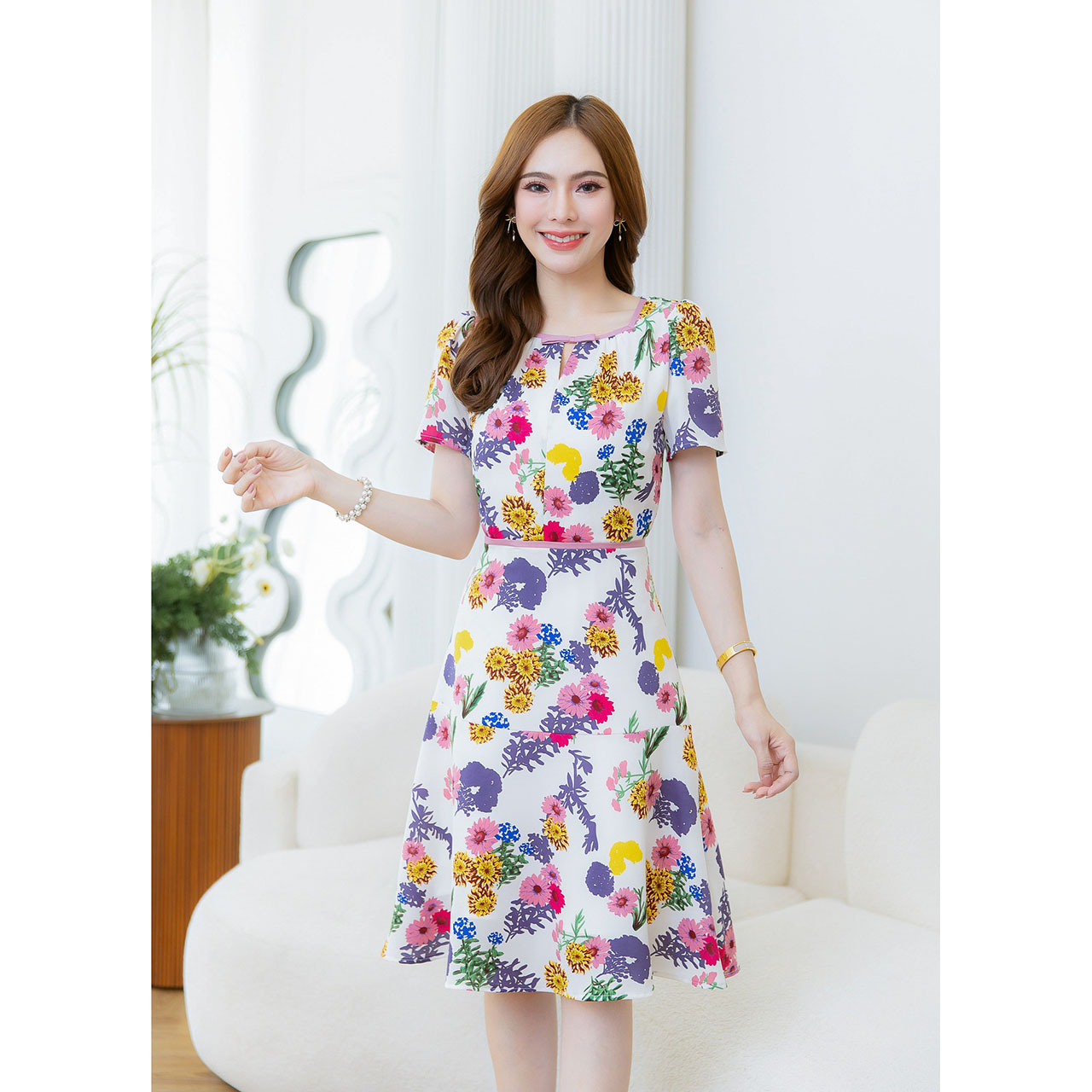 kudapy เดรสสั้นสีขาว/สีดำ ลายดอกคัลเลอร์ฟูล สวยสดใส ดีเทลกุ้นขอบช่วงคอแต่งโบว์ ผ้านิ่ม ใส่สบาย