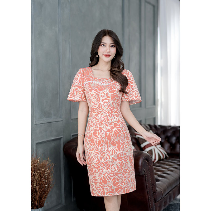 kudapy เดรสสั้นสีส้ม/สีชมพูอ่อน ผ้า jacquard ทอลายกุหลาบ โทนสีดอกไม้กุหลาบจะเป็นดิ้นทอง ดีไซน์ต่อเอว ตัวเดรสกระโปรงทรงตรง แขนสั้นบาน