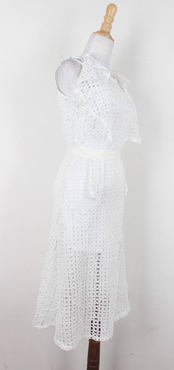 kudapy เดรสผ้าถักโครเชต์แขนกุดสีขาว แต่งระบายช่วงหน้าอกและเอว มาพร้อมสายเดี่ยวซับใน มีซิบด้านหลังช่วงกระโปรง