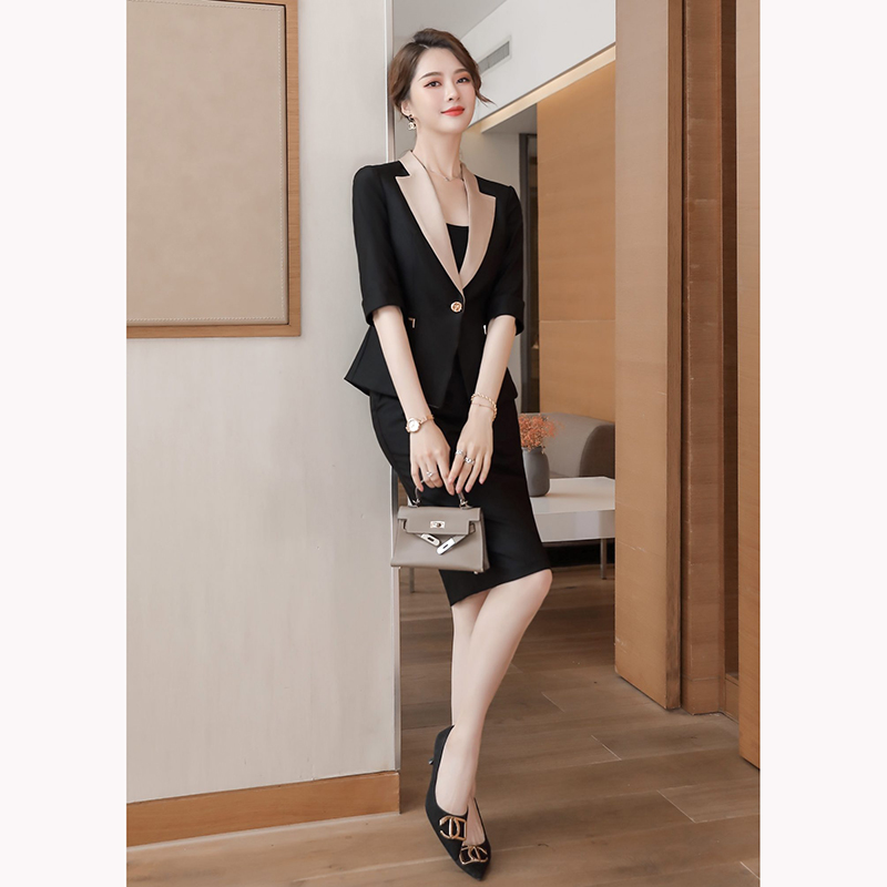 kudapy ชุดสูททำงานผู้หญิงสีดำ/สีชมพู ปกเบจแขนสามส่วนพร้อมกระโปรง จุดเด่นของชุดนี้คือการออกแบบให้กระชับเข้ารูปเป็นแขนสามส่วน