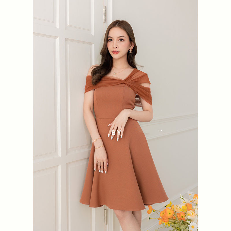 kudapy เดรสสั้นสีโอวัลติน/สีน้ำตาล/สีแดง พรางช่วงแขนแบบดีงามไม่เยอะไป กระโปรงบาน ทรงน่ารักมาก แถมพรางสะโพกได้ด้วย