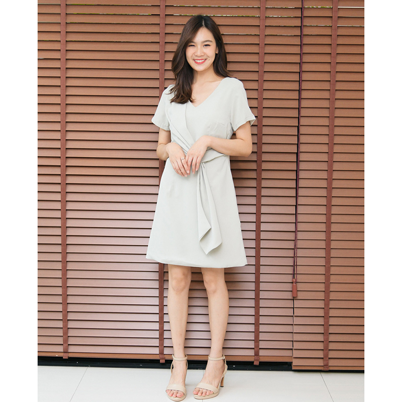 kudapy เดรสสั้นสีเขียวมิ้น ดีไซน์ทวิสช่วงไหล่ ตัดต่อเล่นเลเยอร์ล้อมกรอบที่ด้านหน้า