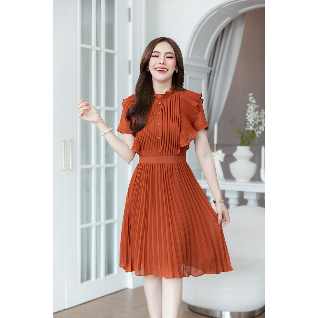 kudapy เดรสชีฟอง ดีเทลอัดพลีททั้งตัว ช่วงแขนเป็นดีเทลแขนปลีกอัดพลีทเล็ก ช่วงอกเย็บพลีทเป็นแนวเกล็ดแต่งกระดุม