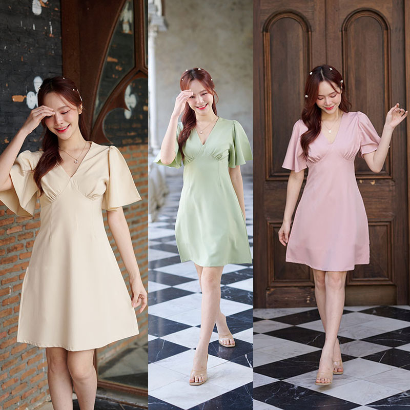 kudapy เดรสสีชมพู/เขียวมัทฉะ/ครีม เปรี้ยวอมหวานลุคสาวขี้เล่น ตัวเสื้อเป็นคอวีจับจีบเดรปที่อก ต่อลงมาเป็นกระโปรงทรงเอบานเล็กๆ แขนเสื้อเป็นทรง Bell พริ้วๆ