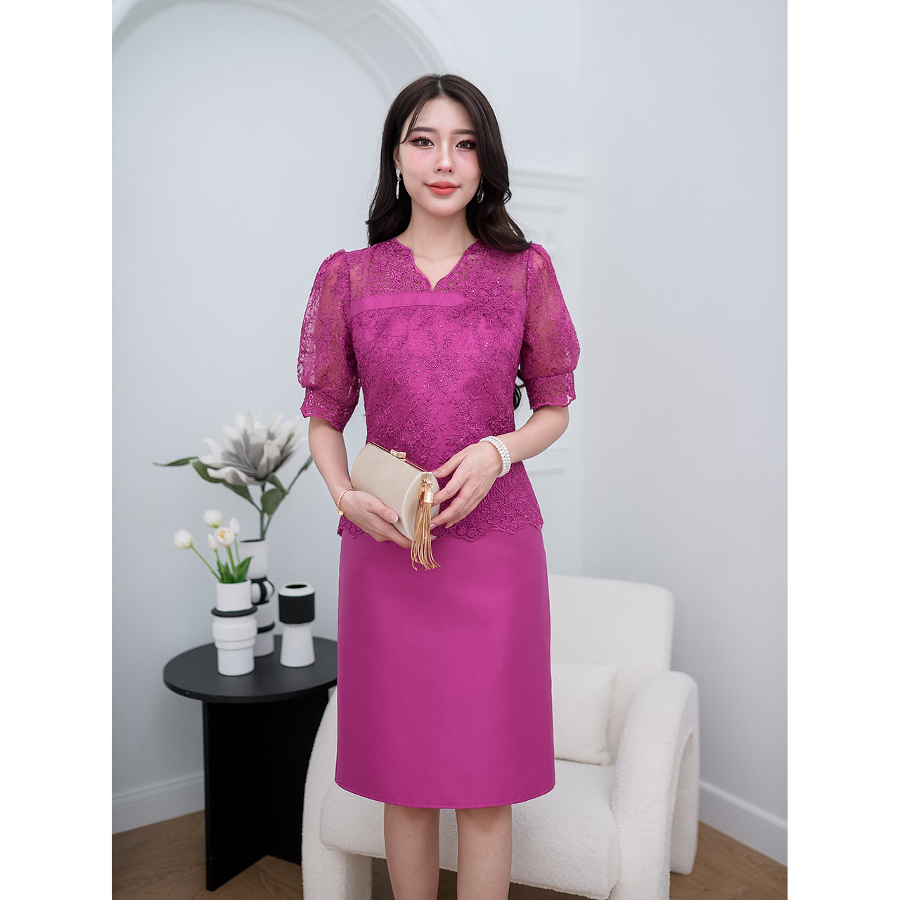 kudapy เดรสสั้นสีน้ำตาลทอง/สีชมพูบานเย็น ผ้าไหมลูกไม้ใยบวบ แขนทรงตุ๊กตา ช่วงคอแต่งเคิพด้วยเชิงผ้าลูกไม้ ช่วงอกตกแต่งด้วยผ้าไหมคาดตกแต่ง