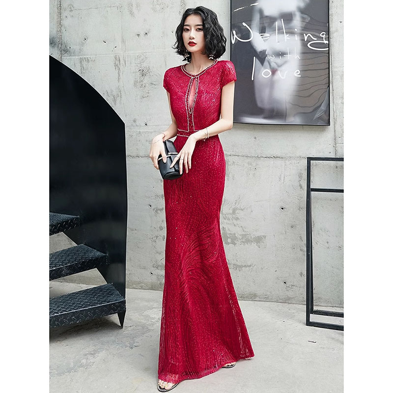 kudapy ชุดราตรียาวสีเทาเงิน/สีแดง เดรสออกงานยาวช่วงปกปักคริสตรัล แขนสั้น กระโปรงทรงหางปลา สวยหรูดูแพง เหมาะสำหรับใส่เป็นชุดราตรี ชุดออกงาน ชุดไปงานแต่ง