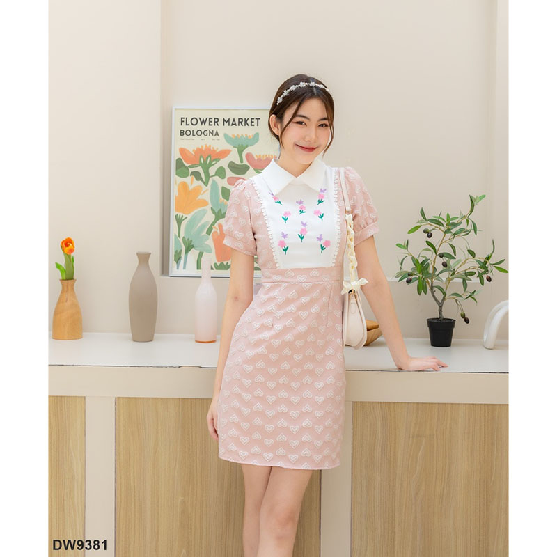 kudapy เดรสสั้นสีชมพู/สีฟ้า/สีเขียว คอปกแต่งอกลายดอกไม้