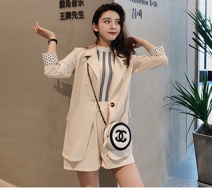 ชุดเซ็ทเสื้อสูทและกางเกงขาสั้นสีครีม ผ้าโพลีเอสเตอร์ผสม เนื้อนิ่ม