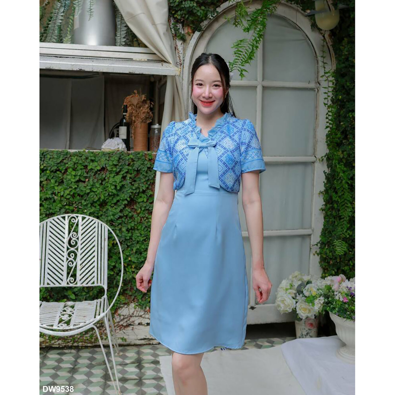 kudapy เดรสสั้น คอวีแต่งโบว์กระโปรงทรงเอ เสื้อายไทยสวยดูดี ใส่ออกงานสวยน่ารัก