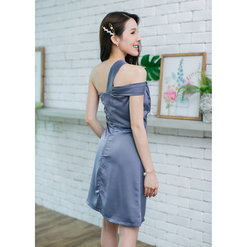 kudapy เดรสสั้นสีเทา งานดีไซน์ใหม่ ใส่ออกงาน ช่วงบนทำเป็นสายทวิสท์ไขว้กัน 1 ด้าน เปิดไหล่ 1 ด้าน ให้ลุคเก๋ๆ ต่อด้วยกระโปรงเอนิดๆ