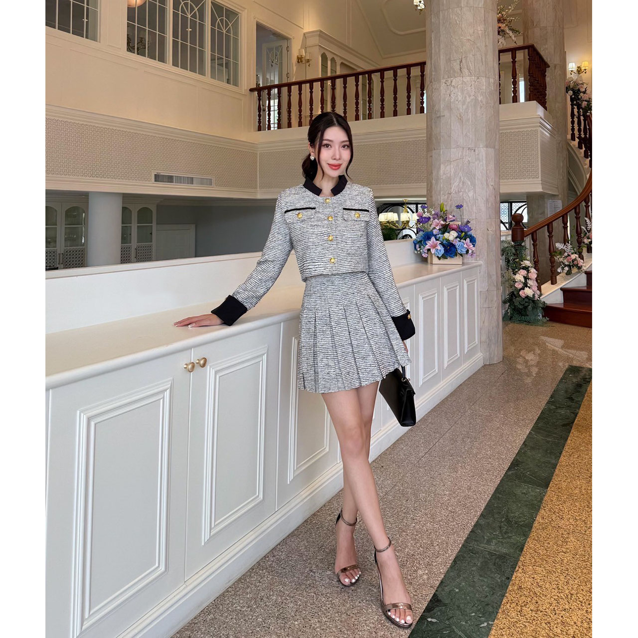 kudapy เซ็ทเสื้อแขนยาว แต่งกระเป๋าหลอก2 ข้างกระดุมจริงสีทอง คอเสื้อและปลายแขนเป็นผ้ากำมะหยีอย่างดีน