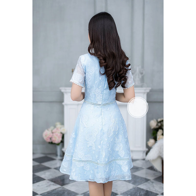 kudapy เดรสสั้นสีขาว/สีฟ้า ผ้าผสมมีเทคเจอร์ลายดอกนูนสวย แต่งด้วยลูกไม้ทั้งตัว รอบคอ รอบปลายแขน