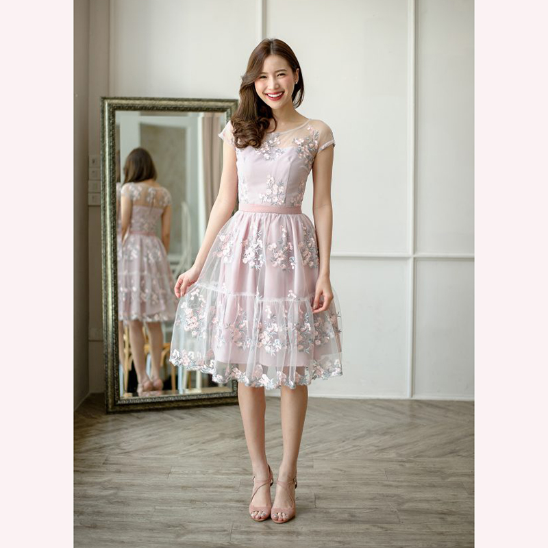 kudapy เดรสสั้นสีชมพู ผ้าเน็ต ลายดอกไม้สีชมพู คอปาด แขนในตัว แต่งขอบเองสีพื้น กระโปรงยาวรูด 2 ชั้น