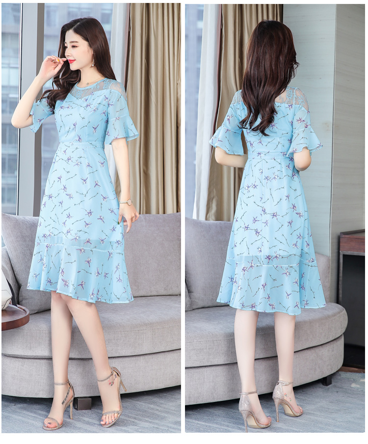 ชุดเดรสสั้นคลุมเข่าสีฟ้า พิมพ์ลายดอกตามแบบ เดรสคอกลมผ้าชีฟองพิมพ์ลายดอกไม้ ชายระบายทรงหางปลาเล้กๆ