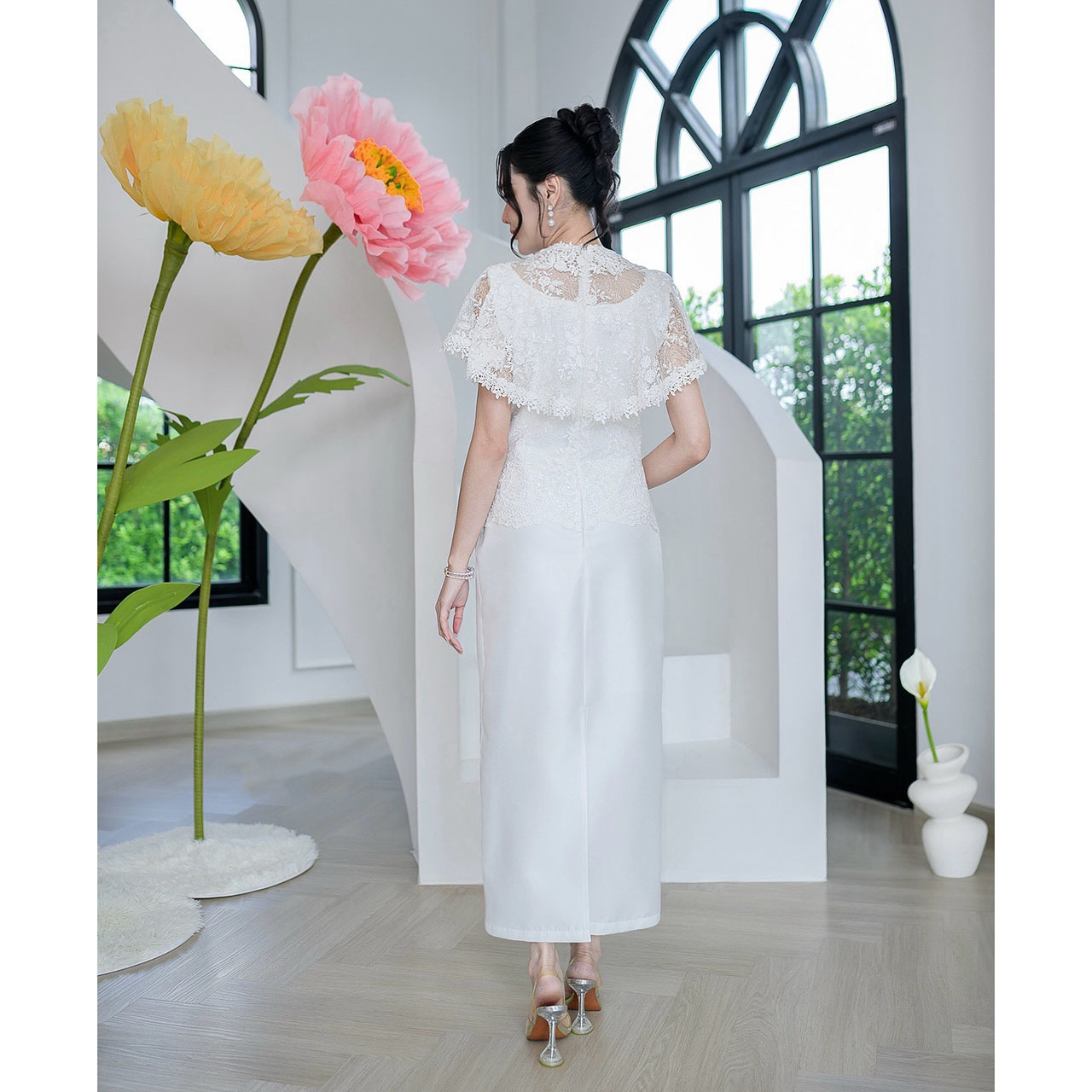 kudapy เดรสยาวลูกไม้ผ้าไหมคลุมไหล่ระบาย แต่งรอบคอด้วยลูกไม้สวยหรู กระโปรงเป็นงานผ้าไหมญี่ปุ่น