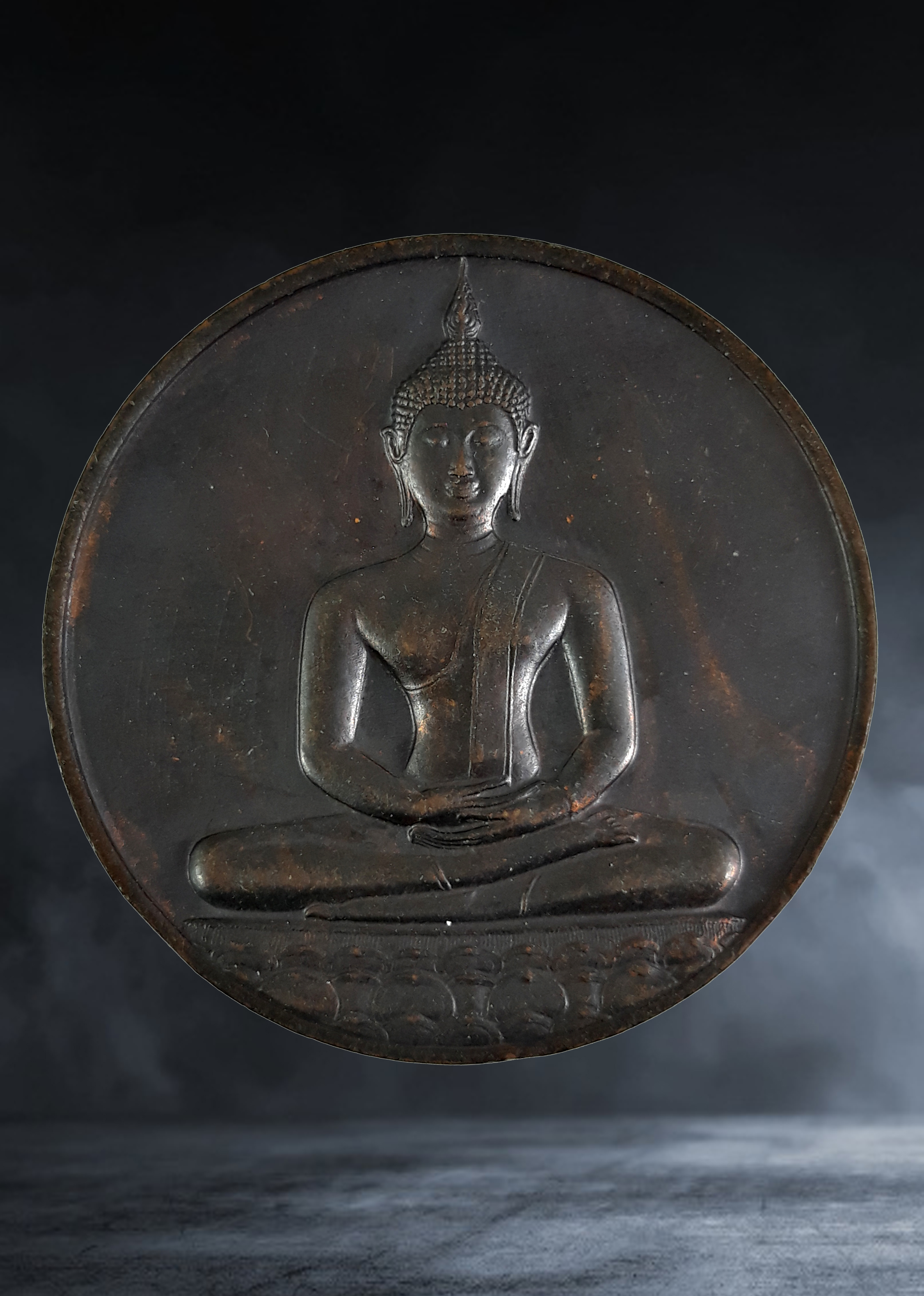 เหรียญ พุทธสิหิงค์ลายสือไทย หลัง ภปร ที่ระลึกฉลอง ๗๐๐ ปี เนื้อทองแดงรมดำ ปี ๒๕๒๖ หลวงพ่อเกษมปลุกเสก