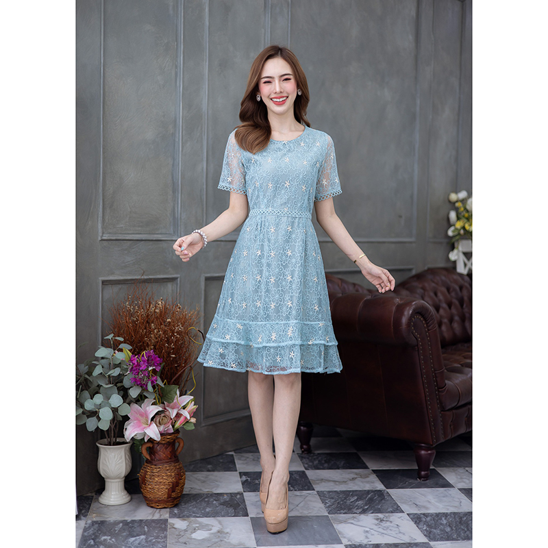 kudapy เดรสสั้นสีเขียวคอวี/สีเขียวคอกลม ผ้าตาข่ายปักทั้งตัว แซมปักด้วยดิ้นทอง แพทเทิร์นสวยคลาสสิค มีดีเทลแต่งลูกไม้ปลายแขนและเอว ช่วงชายกระโปรงเป็นระบายสองชั้น