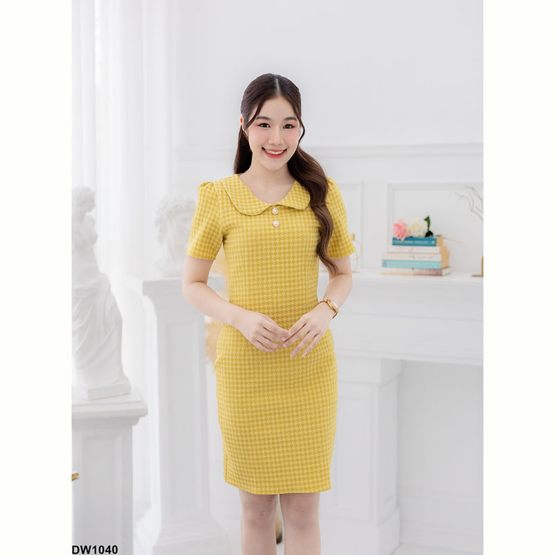 kudapy เดรสสั้นสีชมพู/สีเหลือง/สีม่วง ใส่ทำงานผ้าอัดลาย คอบัว ทรงเข้ารูปแต่งกระดุม สีเรียบใส่ไปงานได้ไม่มีเบื่อ