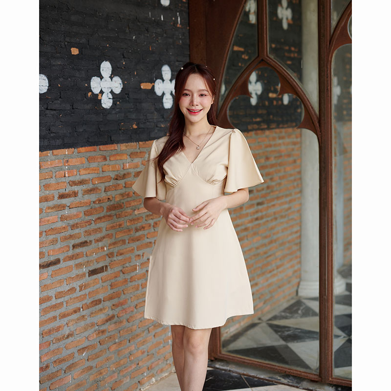 kudapy เดรสสั้นสีชมพู/สีเขียวมัทฉะ/สีครีม ตัวเสื้อเป็นคอวีจับจีบเดรปที่อก ต่อลงมาเป็นกระโปรงทรงเอบานเล็กๆ แขนเสื้อเป็นทรง Bell