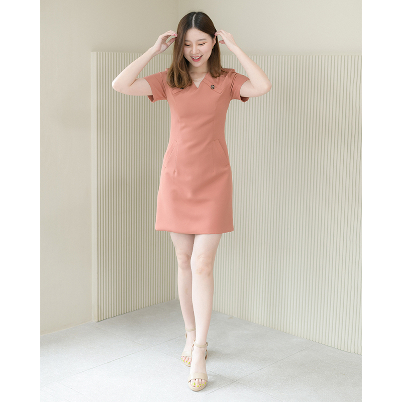kudapy เดรสสั้นสีมัทฉะ/สีส้มอิฐ/สีน้ำตาลอมชมพู คอวีทรงตรง ดีเทลแต่งกระดุมช่วงคอเก๋ๆ กระเป๋าเจาะสองข้างใส่ของได้จริง