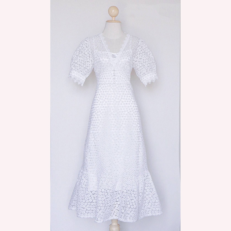 kudapy เดรสยาวสีขาว งานปัก+ซับในสายเดี่ยวแยกชิ้น ใช้ผ้าเนื้อดีปักลายดอกไม้ แต่งเกสรด้วยไหมดิ้นทอง ช่วงเอวแต่งประดับกระดุมเงิน