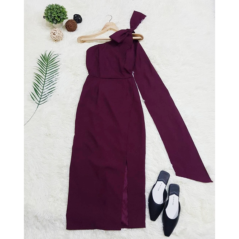 kudapyเดรสยาวสีแดง/ชมพู/กรมท่า/ครีม ไหล่เดี่ยว แต่งโบว์ 1 ข้าง ปล่อยสไบยาว สวยๆ กระโปรงด้านหน้าแต่งไขว้ งานเนื้อผ้าซาร่า ซิปหลัง