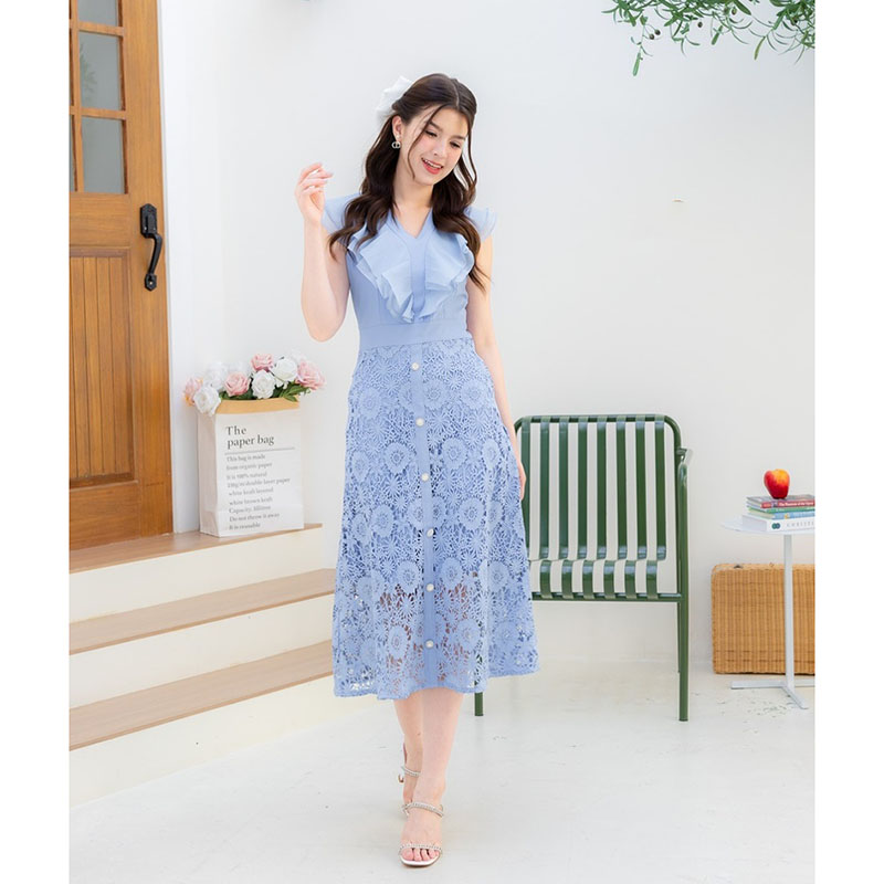 kudapy เดรสยาวสีขาว/สีชมพู/สีฟ้า คอลใหม่คือสวยปังไม่ไหว เป็นทรงกระโปรงพริ้ว แต่งผ้าลายลูกไม้ มีกิมมิคอัดพลีทระบายกลางอก งานซิปซ่อนด้านหลัง