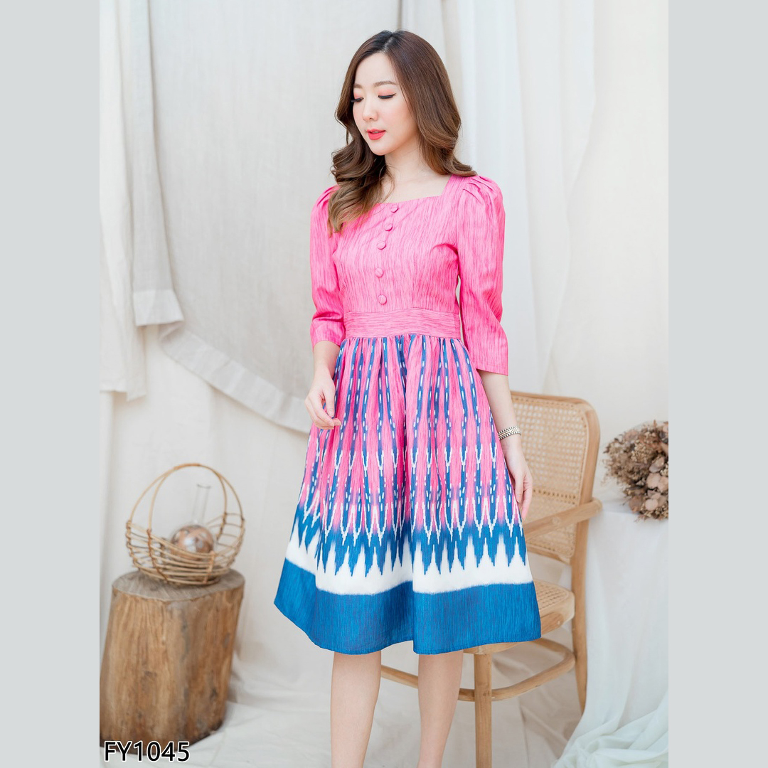 kudapy เดรสสั้นผ้าไทยแขนสามส่วนสีชมพู/สีแดง เดรสคอเหลี่ยมกระดุมหน้าไหล่ยกแขนตุ้กตา ซิบหลัง