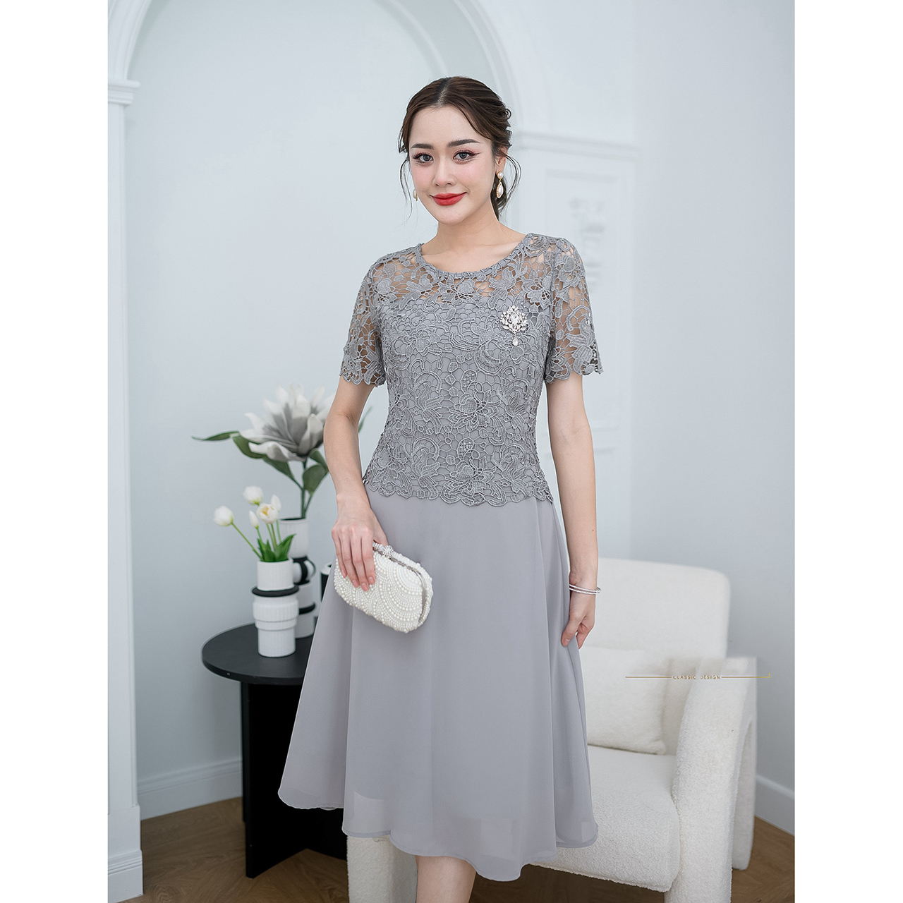 kudapy เดรสราตรีสั้นสีเทา/สีชมพูกลีบบัว ด้านบนเป็นดีไซน์เสื้อลูกไม้แขนสั้น กระโปรงผ้าชิฟฟ่อนพริ้วสวย ทรงบานสวิง