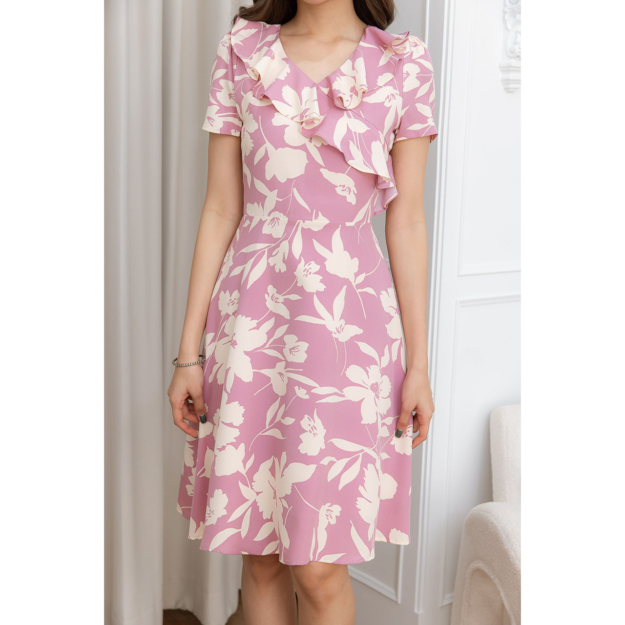 kudapy เดรสสั้นสีชมพู/สีครีมเบจเข้ม คอวีระบายอกไขว้ สองโทนสี สวยสองสไตล์ คลาสสิค แต่มีระบายทำให้ไม่เรียบเกินไป มีผ้าผูกเอวแถม